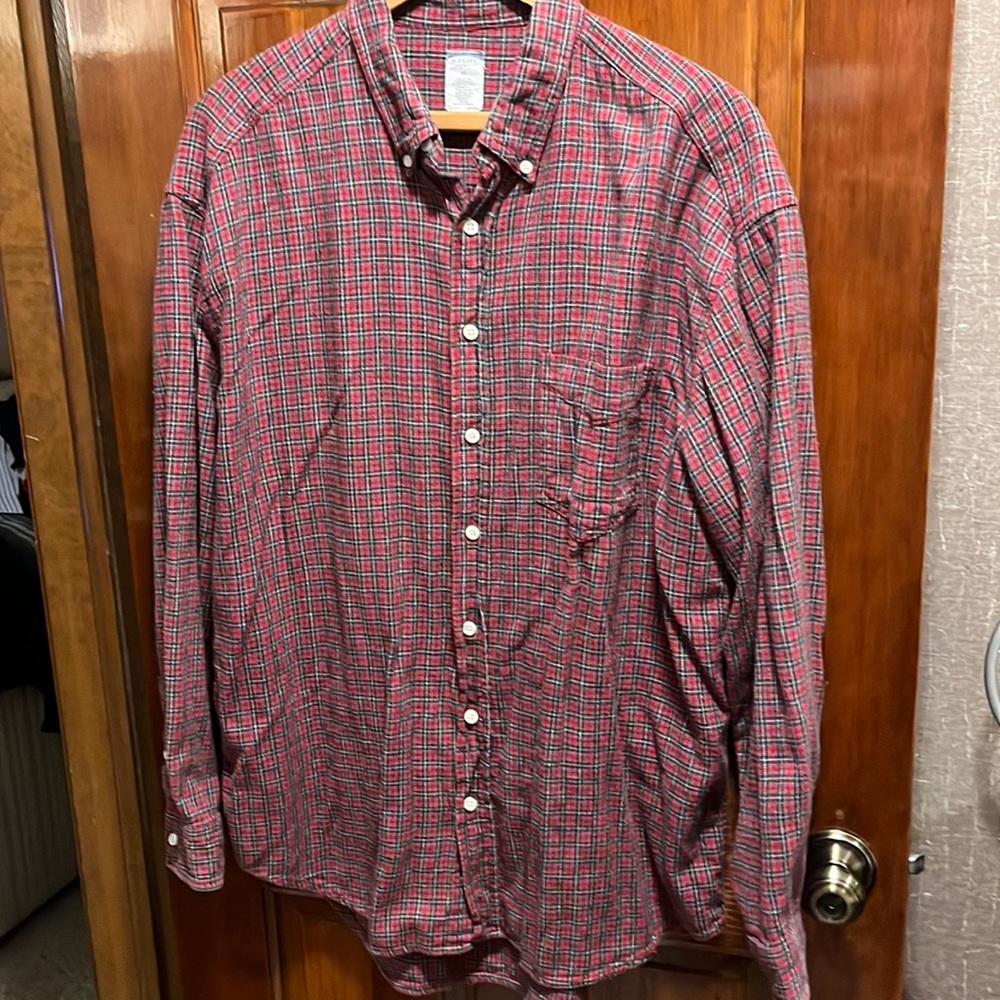 Old Navy red plaid casual button down shirt. Mens XL. Great condition.